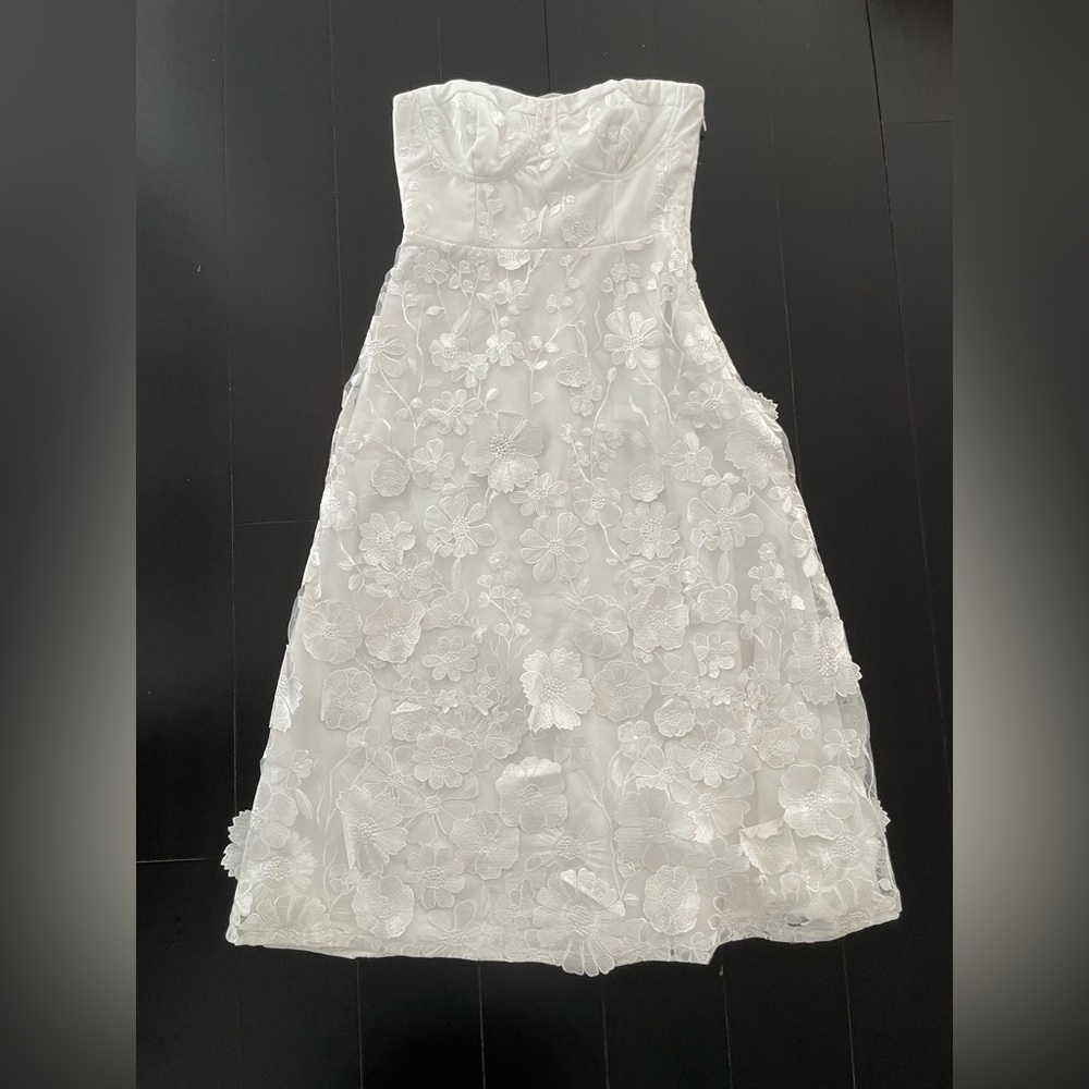 Elegant White Floral Strapless Dress - Picture 9 of 10